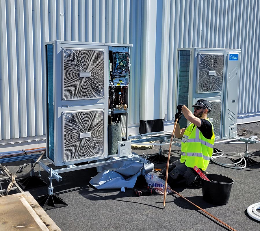 Tehtaalle vanhan kanavahöyrystimen uusien ulkoyksiköiden asennus käynnissä.